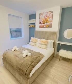 Newark Apartment | New King-size bed en-suit, luxury refurbished home