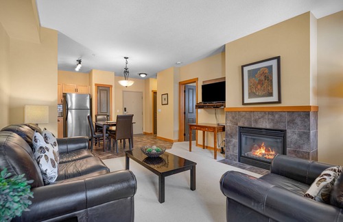 Canmore Apartment | New! King Suite/1 King bed & 1 Sofa Bed/Heated pool/3 Hot tubs/Balc BBQ/MTN view