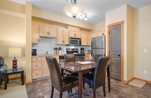Canmore Apartment | New! King Suite/1 King bed & 1 Sofa Bed/Heated pool/3 Hot tubs/Balc BBQ/MTN view