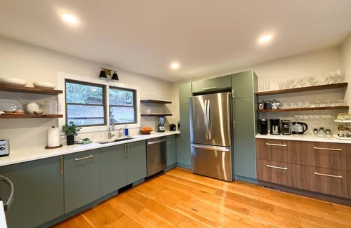 Burnsville House | New Kitchen+Relaxing Riverfront View+Hot Tub+Dog-Friendly