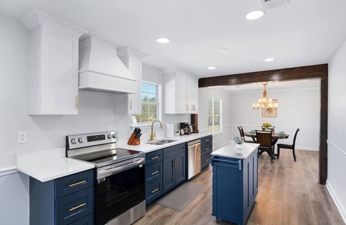 Buford House | New! Lake House/12 guests/8beds/3 Baths/King/Queens/Fulls