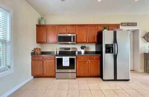 Bronston House | New Lakefront Home, sleeps 16!