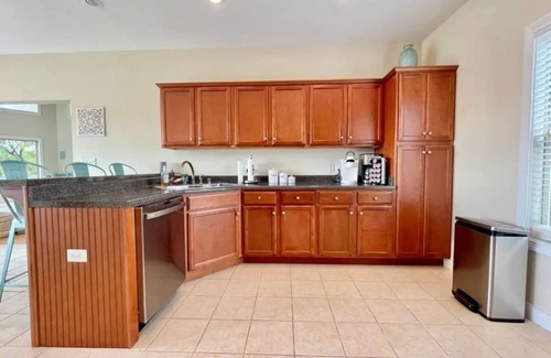 Bronston House | New Lakefront Home, sleeps 16!