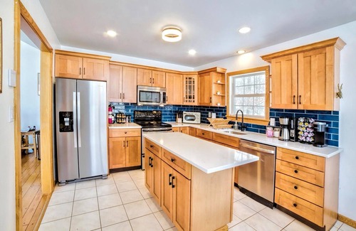 Pocono Summit Ski Chalet | NEW LAKEFRONT Retreat, relaxation with AC, Game Room, boating, epic yard & view