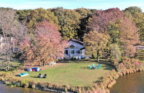 Pocono Summit Ski Chalet | NEW LAKEFRONT Retreat, relaxation with AC, Game Room, boating, epic yard & view