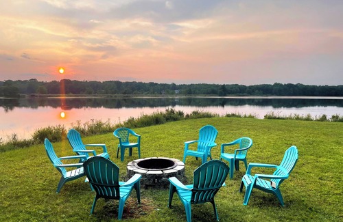 Pocono Summit Ski Chalet | NEW LAKEFRONT Retreat, relaxation with AC, Game Room, boating, epic yard & view