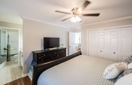 Benton House | NEW!! Lakefront views! Happy Hideaway