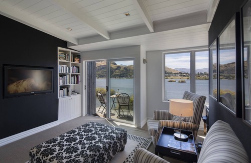 Kelvin Heights House | NEW: Lakeside + Mountain Views, Stylish Home, 3.5kms to Remarkables Ski field