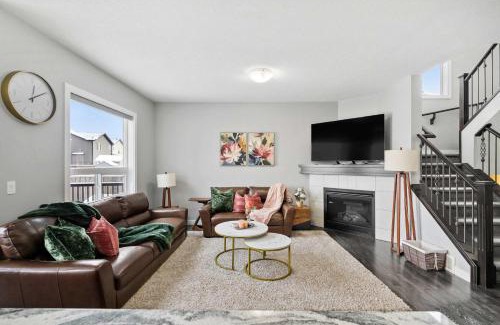 Calgary House | NEW! Large Family 4BR w Kid's Play Den, Yard - FREE Banff Pass, BBQ, Netflix, Parking & Wine!