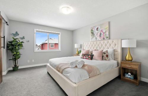 Calgary House | NEW! Large Family 4BR w Kid's Play Den, Yard - FREE Banff Pass, BBQ, Netflix, Parking & Wine!