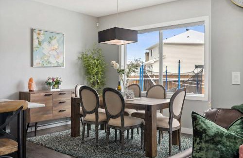 Calgary House | NEW! Large Family 4BR w Kid's Play Den, Yard - FREE Banff Pass, BBQ, Netflix, Parking & Wine!