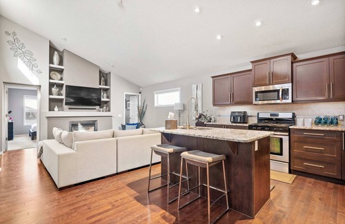 Calgary House | NEW! LG Family Home: Near Airport, FREE Banff Pass, Wine, Netflix, Gym & More!