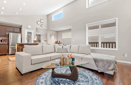 Calgary House | NEW! LG Family Home: Near Airport, FREE Banff Pass, Wine, Netflix, Gym & More!