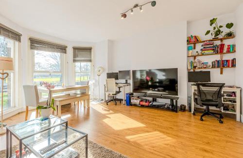 Shaftesbury Apartment | New listing! 2BR flat with patio in Clapham Common