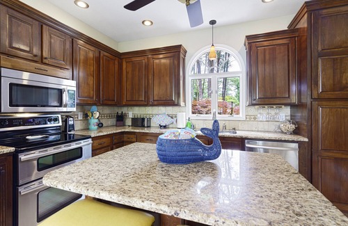Mayhew House | NEW LISTING! 3 bedroom 2.5 bath 3K sq ft home on Lake Norman-hot tub-WATER VIEWS