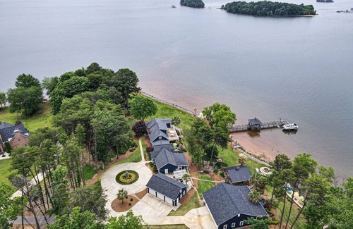 Mayhew House | NEW LISTING! 3 bedroom 2.5 bath 3K sq ft home on Lake Norman-hot tub-WATER VIEWS