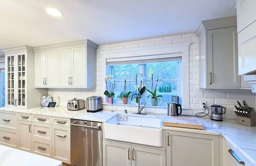 Sandwich House | New listing 4bd w/heated pool, chicken coop, kids playground, wifi