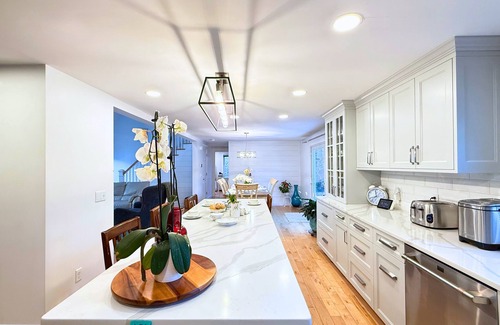 Sandwich House | New listing 4bd w/heated pool, chicken coop, kids playground, wifi