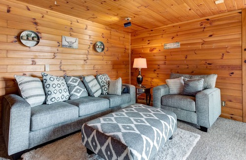 Ranger House | New listing! Adorable dwelling for two in the woods w/ full kitchen & patio area