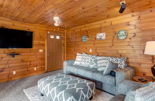 Ranger House | New listing! Adorable dwelling for two in the woods w/ full kitchen & patio area