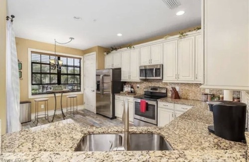 Biggar House | NEW LISTING! Amazing 3BR 2.5 Bath Luxury Townhome in a Paseo Quad with a Pool