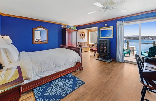 Historic Bayfront Apartment | New listing! Bayfront Lodge Studio with a Fireplace & Balcony - Near the Beach!