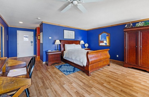Historic Bayfront Apartment | New listing! Bayfront Lodge Studio with a Fireplace & Balcony - Near the Beach!