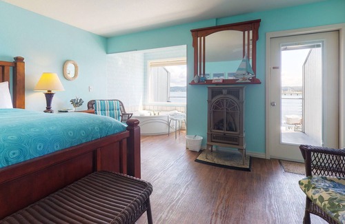 Historic Bayfront Apartment | New listing! Bayfront studio w/ jetted tub, fireplace & balcony - near the beach
