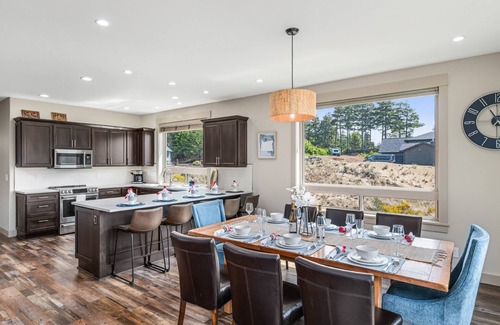 Florence House | New Listing! Beautiful 3 bed, 2 1/2 bath river view home with hot tub & game room