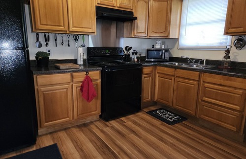 Lenoir House | NEW LISTING ♥ BlackDog Farmhouse Mtn. City TN ♥ Pet Friendly ♥ 29 MI from Boone