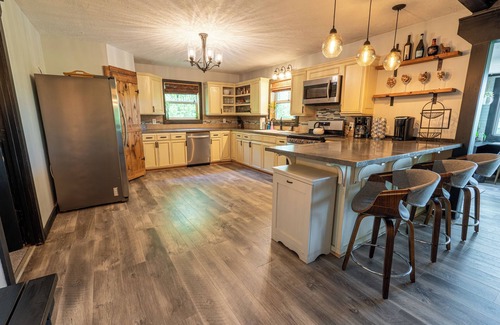 Dahlonega House | New Listing! Boho Mountain Getaway - River Views/Hot Tub