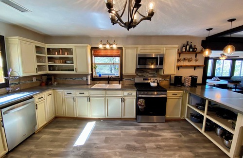 Dahlonega House | New Listing! Boho Mountain Getaway - River Views/Hot Tub
