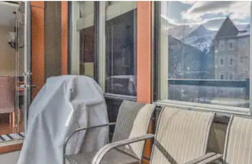 Cougar Creek Condo | New Listing ! Bright Corner 3BR Condo ✻ Family Friendly ✻ Park Pass