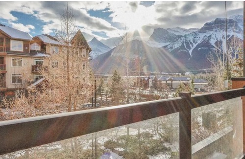 Cougar Creek Condo | New Listing ! Bright Corner 3BR Condo ✻ Family Friendly ✻ Park Pass