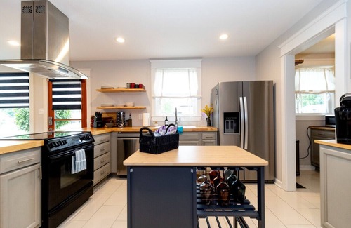 Woodbine House | NEW LISTING! Casa Azul: King Beds, Close 2 Broadway HOT Tub with Private Yard