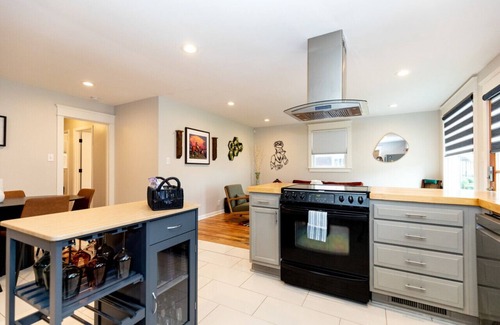 Woodbine House | NEW LISTING! Casa Azul: King Beds, Close 2 Broadway HOT Tub with Private Yard