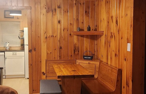 Lenoir Cabin | New listing Cozy 2-bedroom/2-bath cabin in serene Happy Valley near Blowing Rock