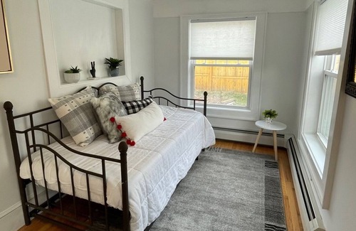 Hudson House | New listing! Cozy and Chic Hudson Getaway