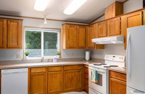 Florence House | New Listing! Cozy Heceta Beach Area Lakefront Cottage, Hot Tub, Gas Grill, Game Room. Near Beach