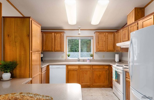 Florence House | New Listing! Cozy Heceta Beach Area Lakefront Cottage, Hot Tub, Gas Grill, Game Room. Near Beach