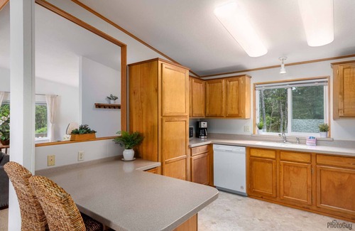 Florence House | New Listing! Cozy Heceta Beach Area Lakefront Cottage, Hot Tub, Gas Grill, Game Room. Near Beach
