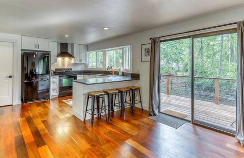 Anderson Island House | New listing! Dog-friendly family home w/ free WiFi/ fire pit/ golf course front!