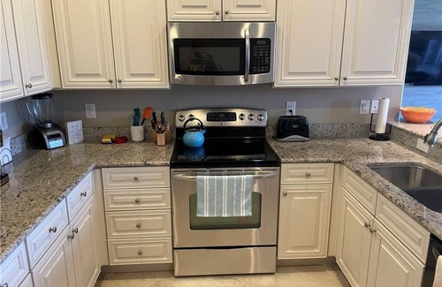Fort Myers Condo | NEW LISTING! Ground level condo, 2 King Bdrm w/2 Ensuite Bathsnnnnnnn