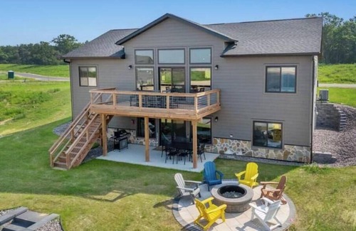 New Lisbon House | New Listing Lakeside Beach Sleeps 15+ Pet friendly Firepit, Grill, Kayaks, Games