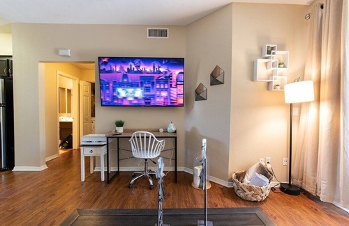 Valencia Apartment | NEW LISTING! Luxury Modern Suite, Kingbed, Fast Wifi by RedAwning