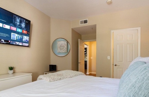 Valencia Apartment | NEW LISTING! Luxury Modern Suite, Kingbed, Fast Wifi by RedAwning