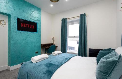 Bolton House | New Listing Luxurious Duplex in Bolton Sleeps 6 Parking