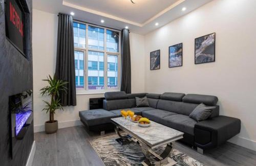Bolton House | New Listing Luxurious Duplex in Bolton Sleeps 6 Parking