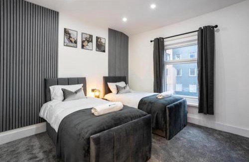 Bolton House | New Listing Luxurious Duplex in Bolton Sleeps 6 Parking