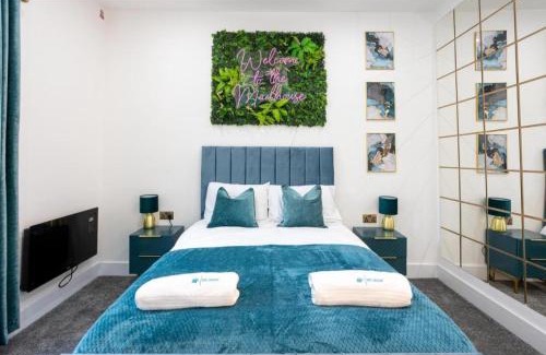 Bolton House | New Listing Luxurious Duplex in Bolton Sleeps 6 Parking